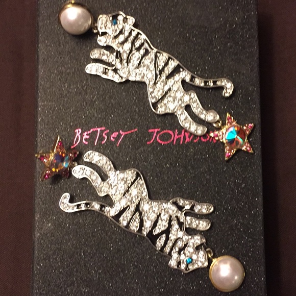 🐅BETSEY JOHNSON PEARL TIGER MISMATCH EARRINGS - Picture 3 of 7